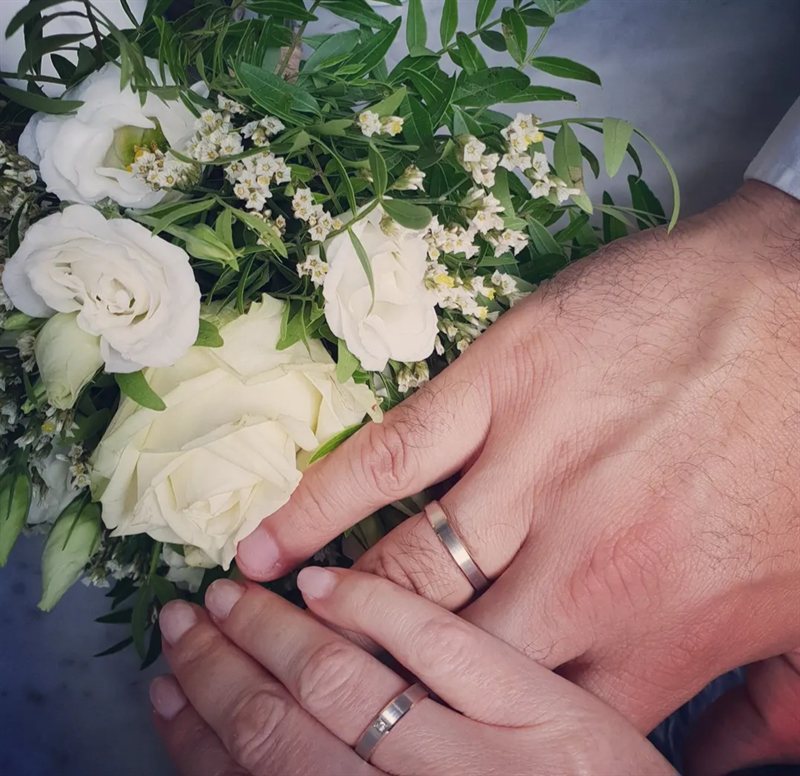 Wedding rings and bridal bouquet — married in Denmark